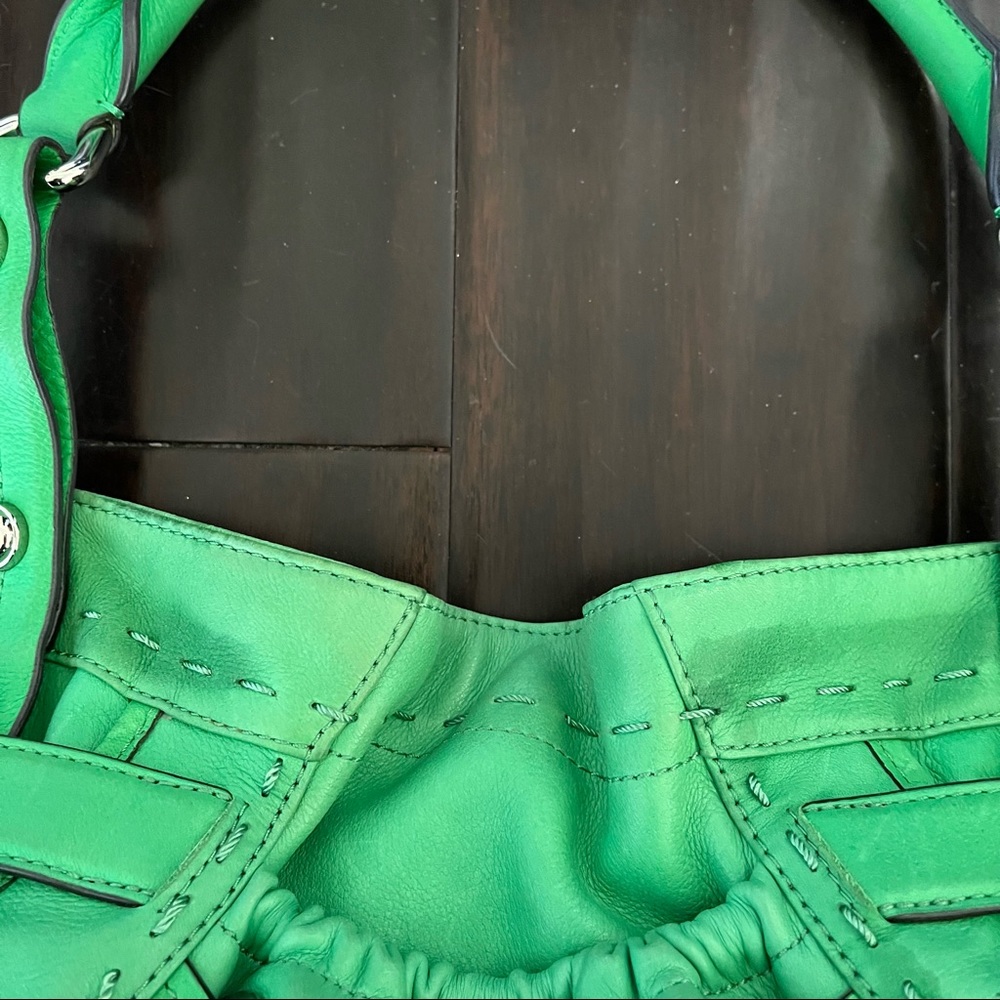 Makowsky Green Leather Shoulder Bag With Magnetic Closure - Picture 4 of 9
